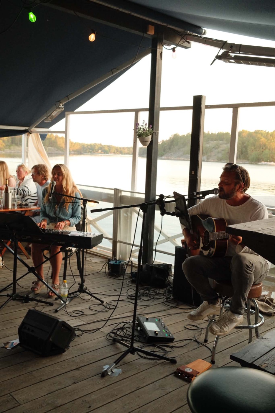 Klas och Josefin spelar inför gäster på Ingmarsö krog
